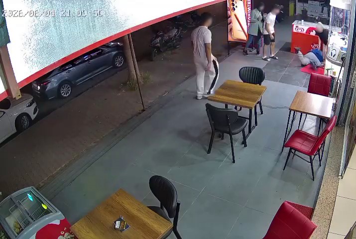 Alkolik adam esnafın korkusu oldu: Bir kadına bı&ccedil;akla saldırdı, ayağı kayıp yere d&uuml;şt&uuml;