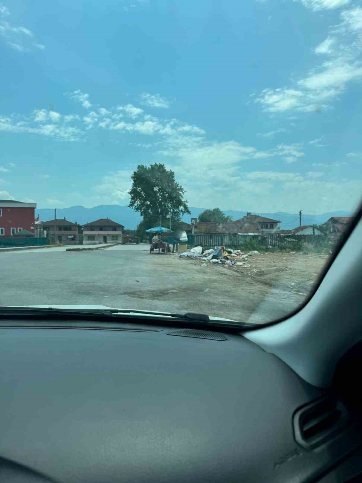 Sokağa evsel atık atarken fotoğraflandı
