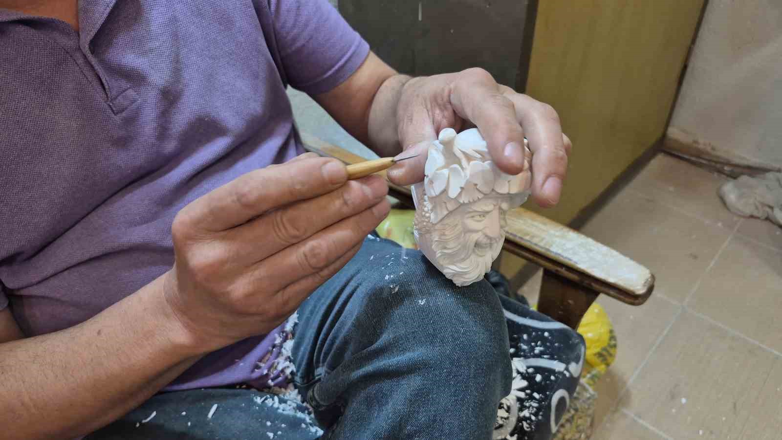 Eskişehir&rsquo;in en eski &ccedil;arşısı &Ccedil;ukur &Ccedil;arşı zamana direniyor