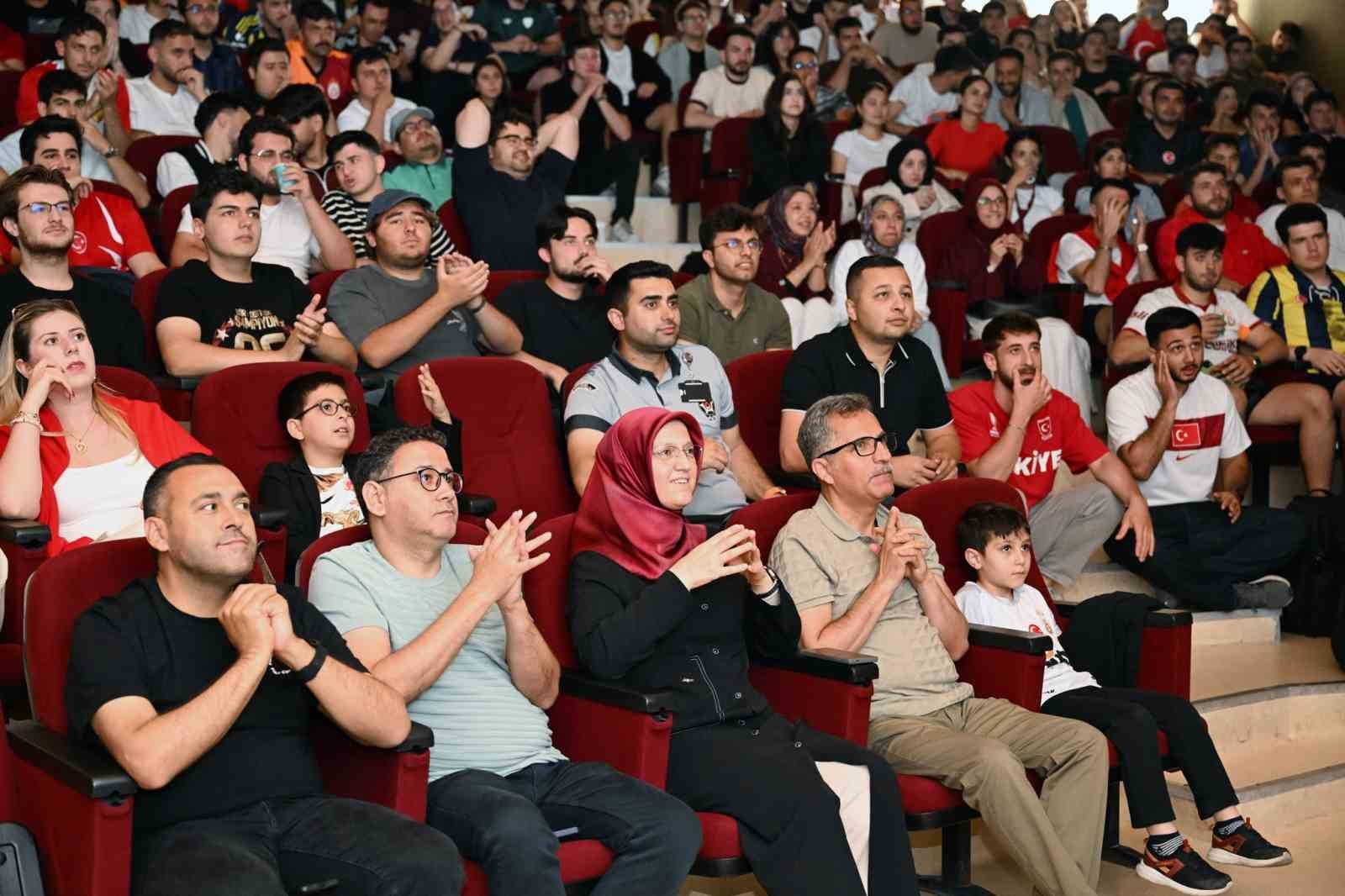 Manisa CB&Uuml; &ouml;ğrencileri milli ma&ccedil;ı hep birlikte izledi