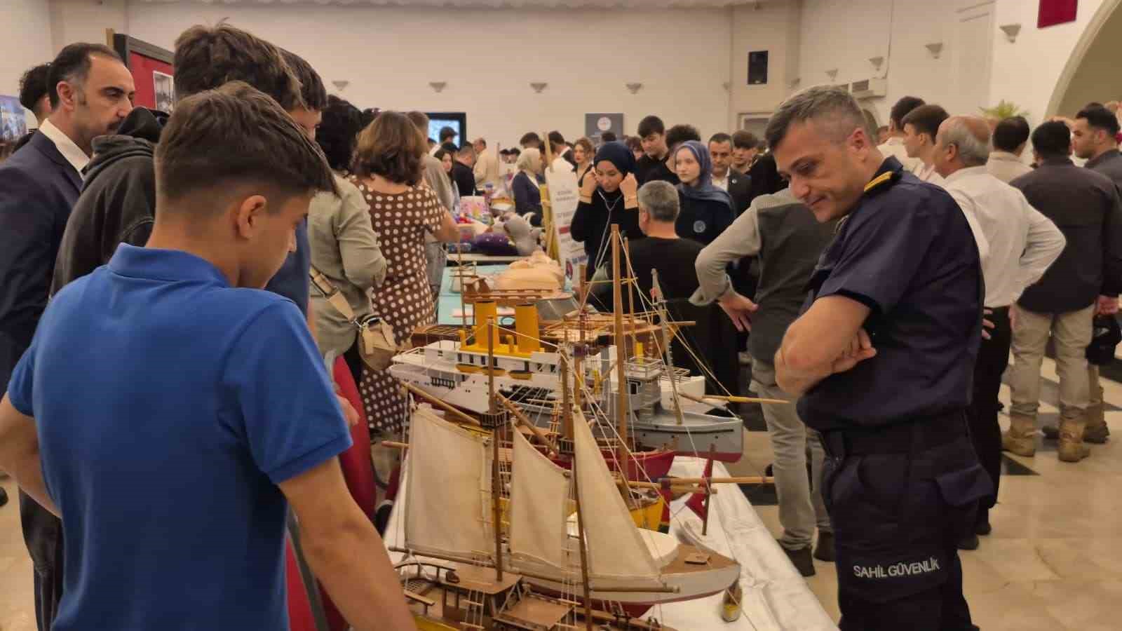 Sepet şeklinde tasarlanan insan sa&ccedil;ında &ccedil;ikolata ikramı
