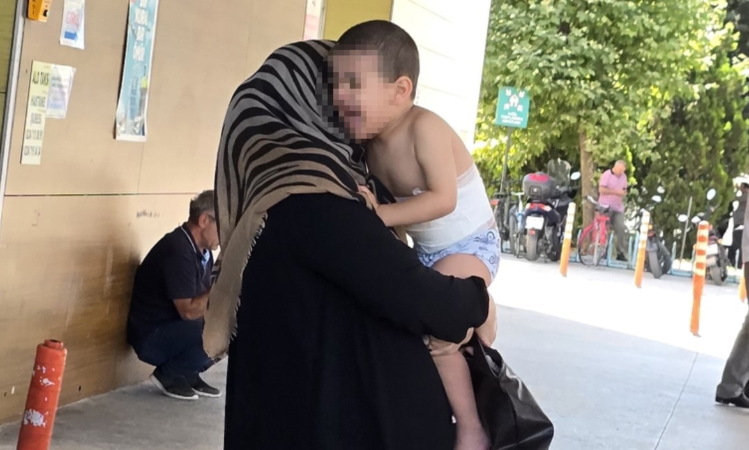 &Uuml;zerine kaynar &ccedil;ay d&ouml;k&uuml;len &ccedil;ocuk hastaneye kaldırıldı