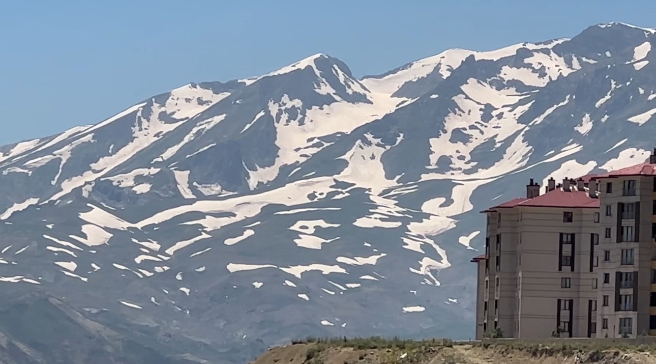 Y&uuml;ksekova&rsquo;nın heybetli Cilo Dağı 12 ay boyunca kar yığınlarını barındırıyor