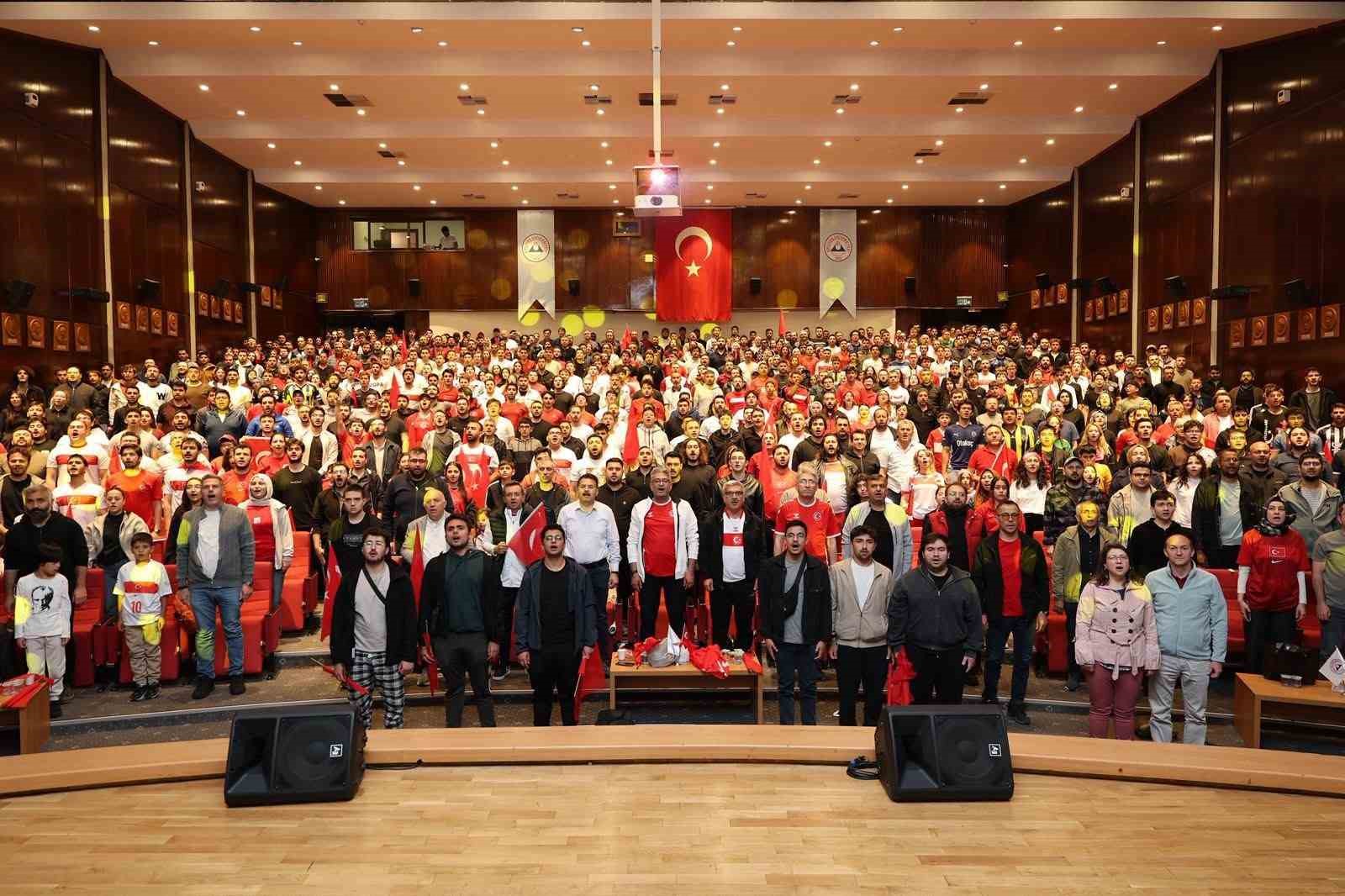 ER&Uuml;&rsquo;de milli ma&ccedil; heyecanı yaşandı
