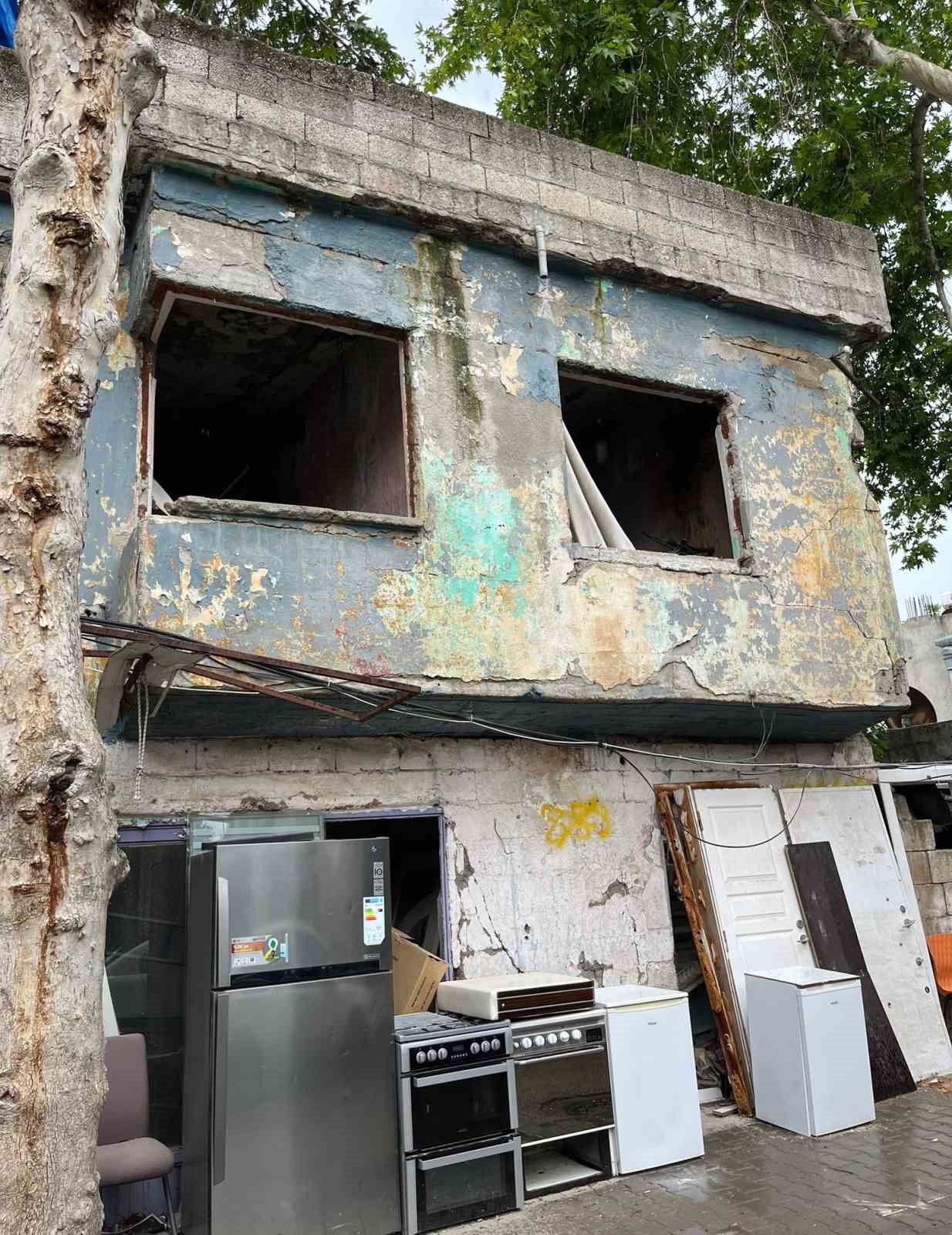 Adıyaman’da tehlike saçan metruk bina vatandaşları korkutuyor
