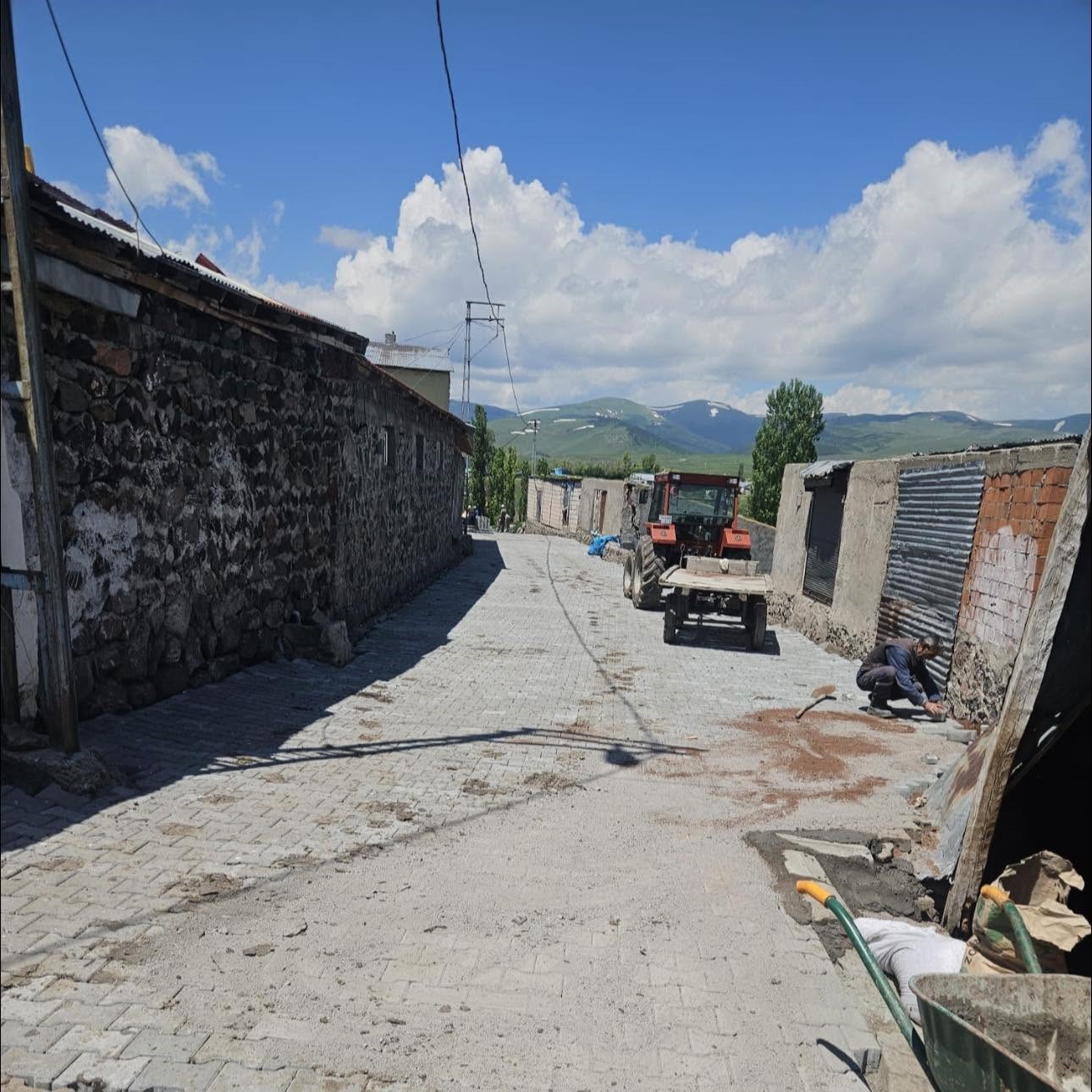 Kars&rsquo;ta2 k&ouml;y modern yollara kavuşuyor: Kilit parke &ccedil;alışmaları başladı