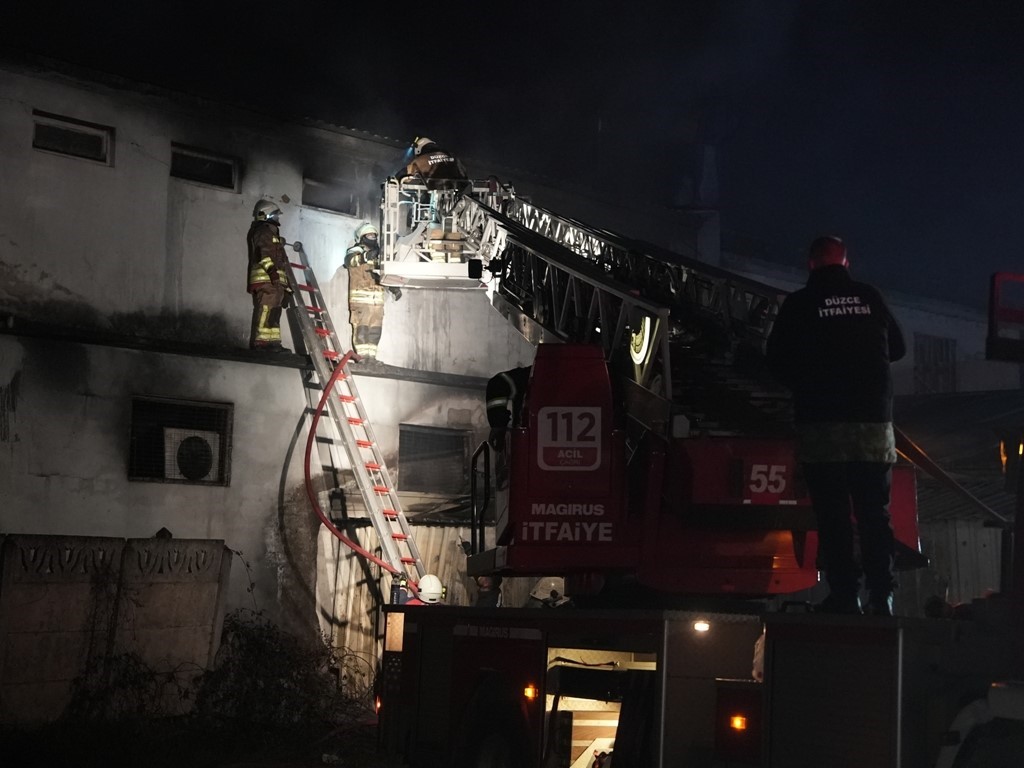 D&uuml;zce İtfaiyesi yedi 24 vatandaşın yanında