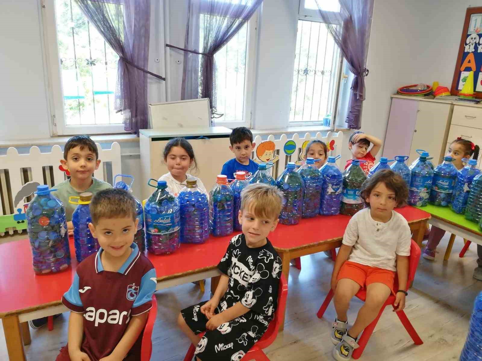 Trabzon&rsquo;da &rsquo;Kapaklar &Ccedil;oğalsın Engeller Azalsın Projesi&rsquo;ne miniklerden destek