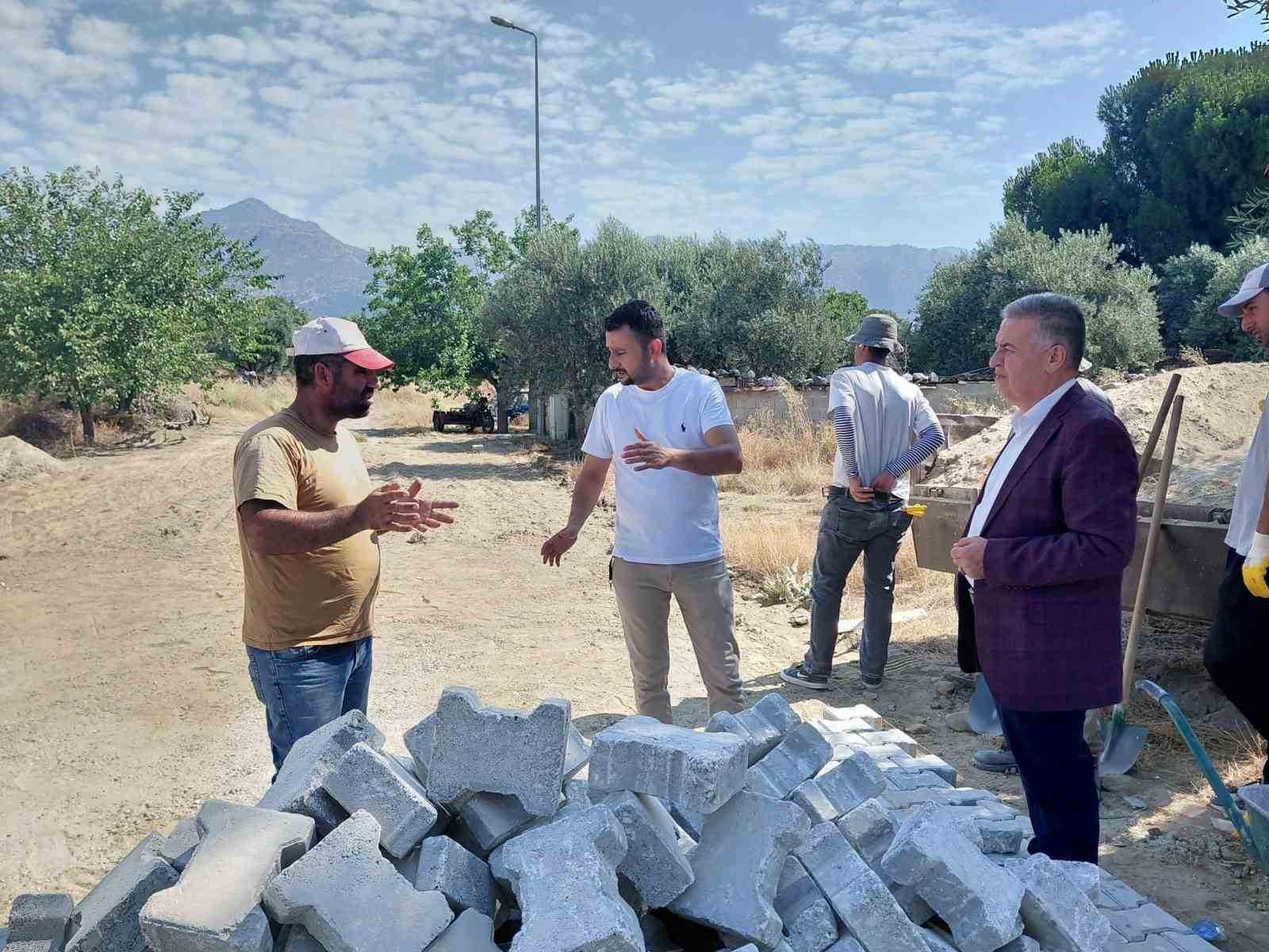 Buharkent&rsquo;te bozulan sokaklarda kilit parke &ccedil;alışması s&uuml;r&uuml;yor