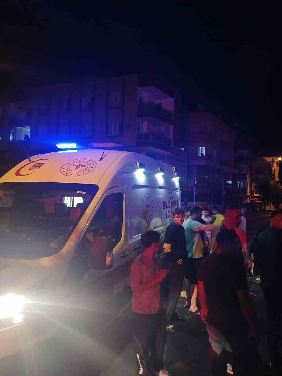 Antalya&rsquo;da otomobiller kavşakta &ccedil;arpıştı: 2 yaralı