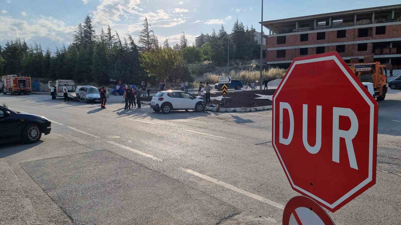 Domani&ccedil;&rsquo;te otomobiller &ccedil;arpıştı: 2 yaralı
