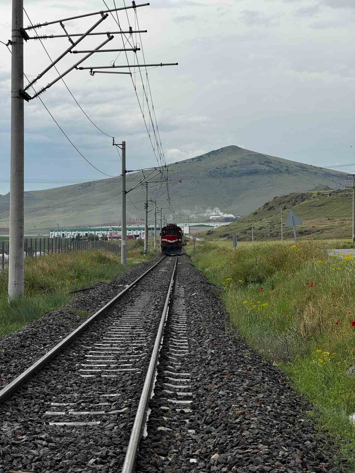 Kayseri&rsquo;de hafriyat kamyonu ile lokomotif &ccedil;arpıştı: 2 yaralı
