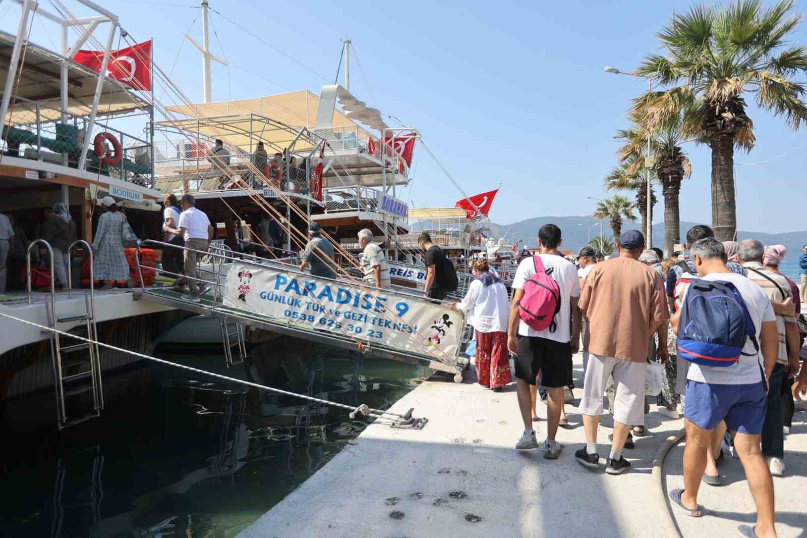 Muğla B&uuml;y&uuml;kşehir Belediyesi şehit aileleri ve gazileri tekne gezisi d&uuml;zenledi