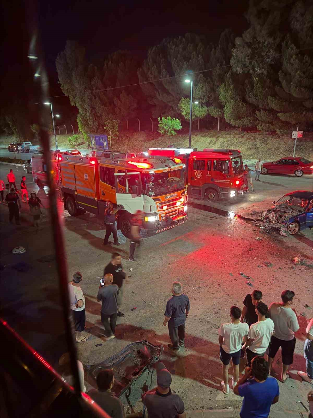 İzmir&rsquo;de servis otob&uuml;s&uuml; ile otomobil &ccedil;arpıştı: 4 yaralı