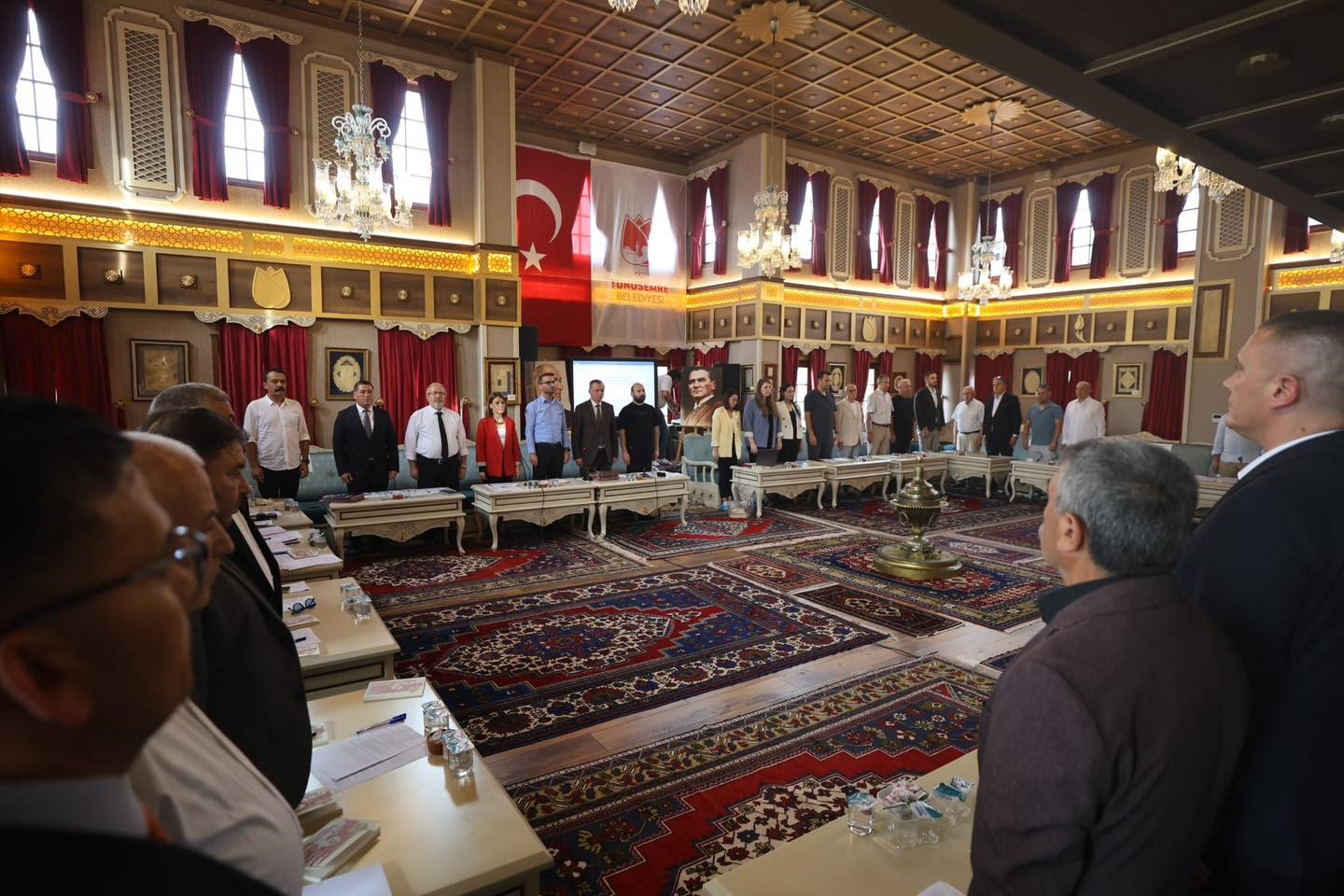 Yunusemre Meclisi&rsquo;nde &Ouml;zg&uuml;r &Ouml;zel gerginliği