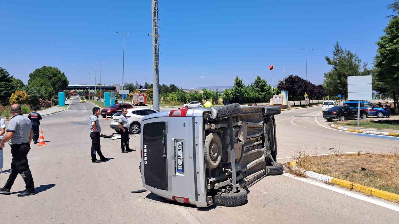 Balıkesir&rsquo;de kamp&uuml;s girişinde &ccedil;arpışan ara&ccedil;lardaki 2 &ouml;ğrenci yaralandı