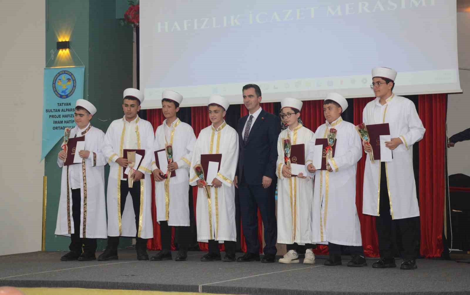 Tatvan&rsquo;da g&ouml;rkemli hafızlık icazet merasimi: 56 hafız belgelerini aldı