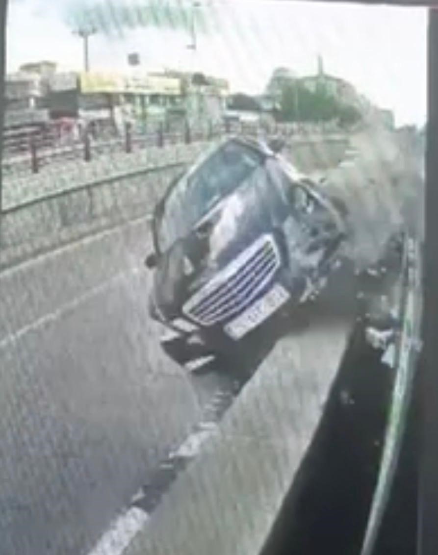 Otomobilin &ccedil;arptığı ref&uuml;jden kopan taşlar tramvaydan i&ccedil;eri girdi: 4 yolcu yaralı