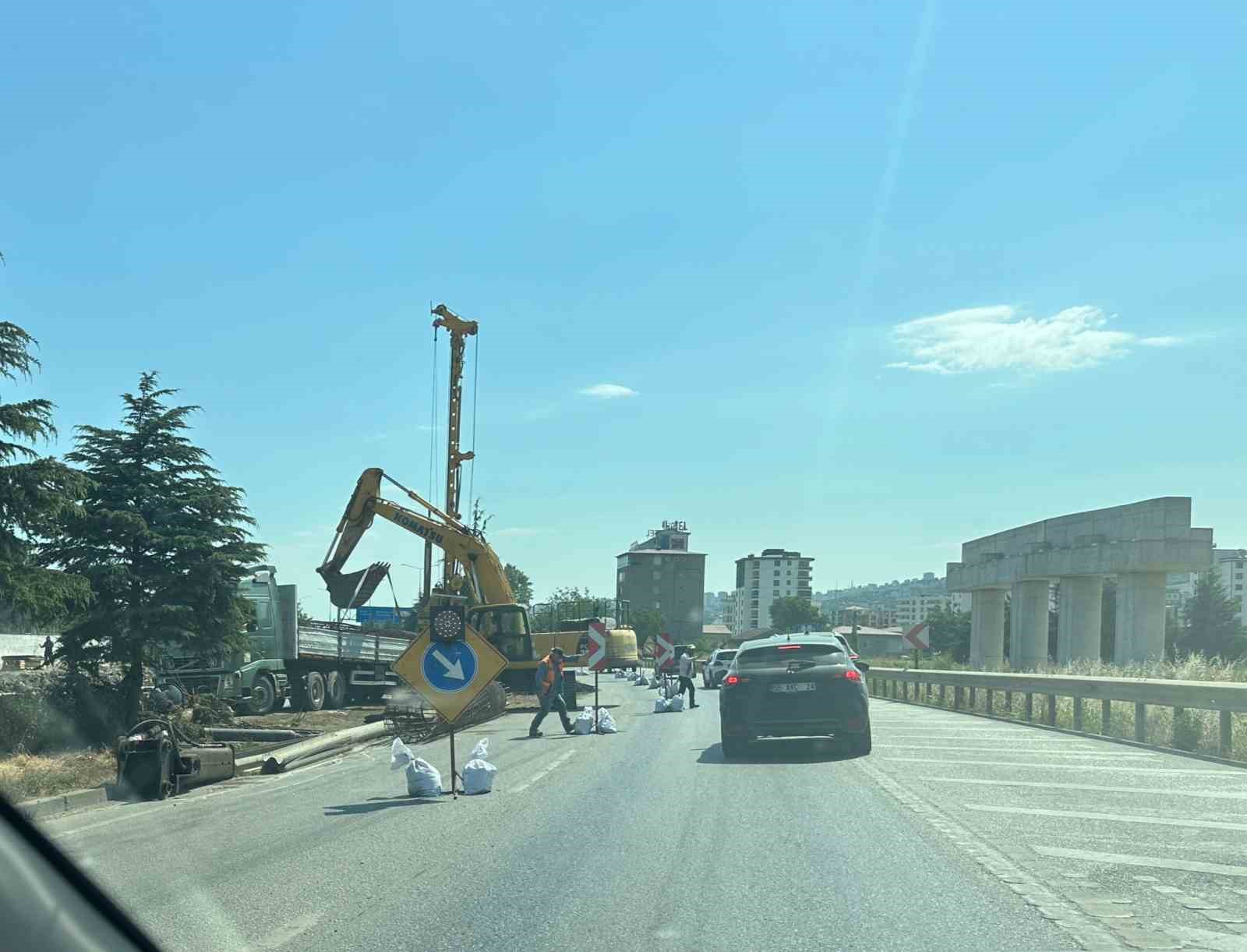 Şehir Hastanesi kavşak &ccedil;alışması trafiği kilitledi: Kilometrelerce ara&ccedil; kuyruğu