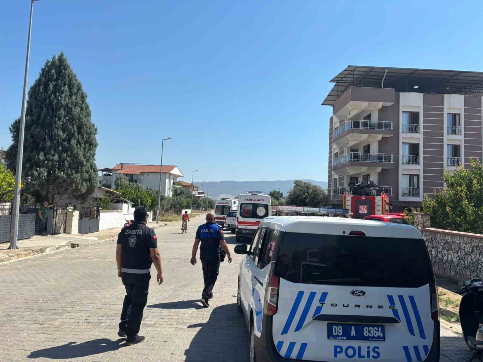 &Ccedil;atıdaki kartonlar alev aldı, 4 kişi dumandan etkilendi