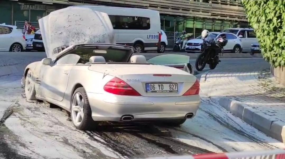 Şişli&rsquo;de seyir halindeki l&uuml;ks otomobil yanarak kullanılamaz hale geldi