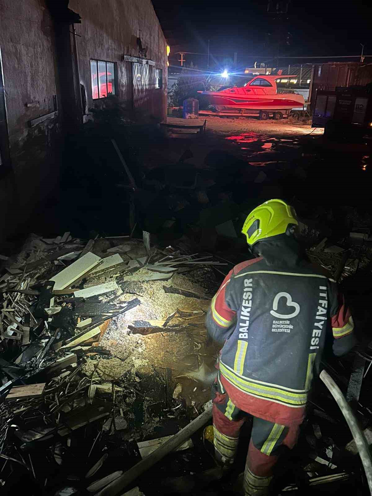 Burhaniye&rsquo; de ot yangını korkuya neden oldu