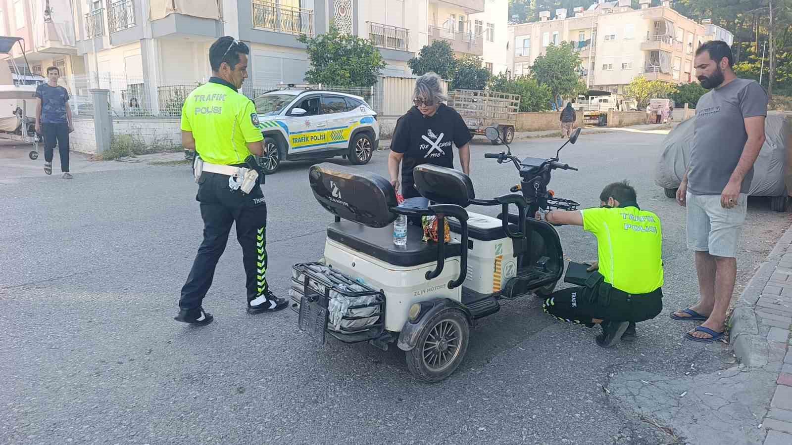 Motorlu bisiklet ile elektrikli bisiklet &ccedil;arpıştı, 4 yaşındaki &ccedil;ocuk yaralandı