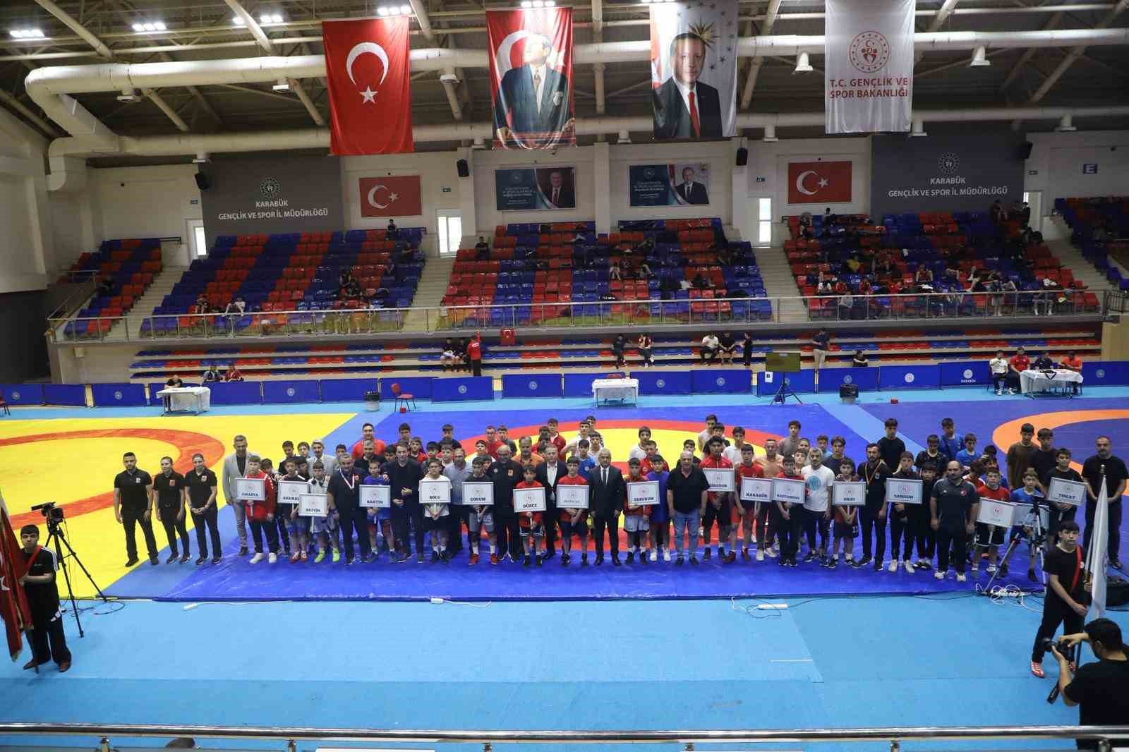 Karab&uuml;k&rsquo;te ANALİG g&uuml;reş grup m&uuml;sabakaları başladı
