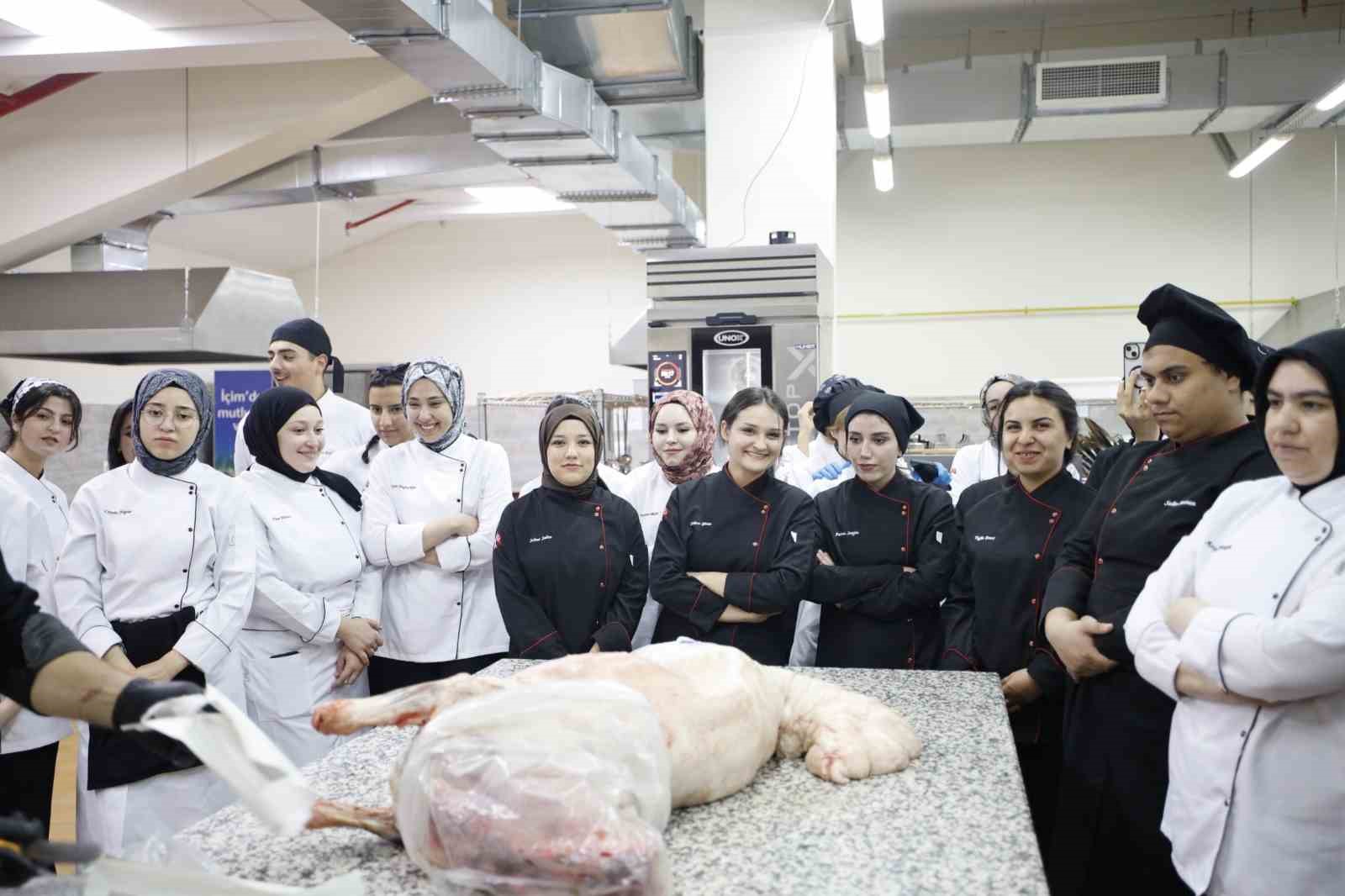 GİBT&Uuml;&rsquo;de geleceğin şefleri usta isimle buluştu