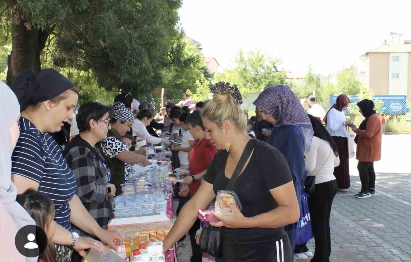 Altıntaş İstiklal İlkokulu&rsquo;nda hayır &ccedil;arşısı yoğun ilgi g&ouml;rd&uuml;