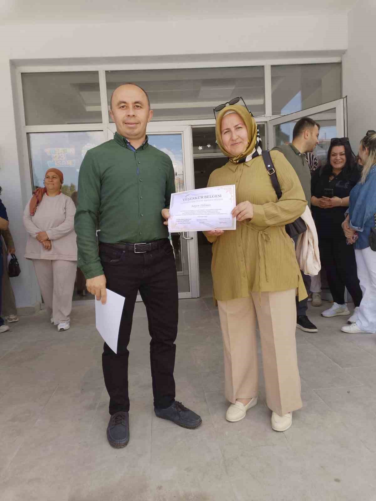 Veliler sınav sıralarına &ccedil;ocukları i&ccedil;in oturdu