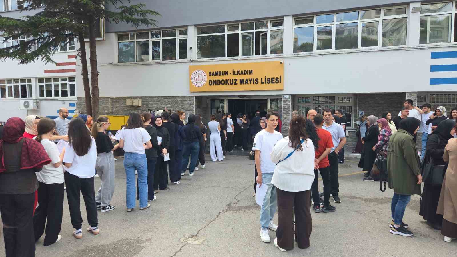 Ehliyet ve kimlik krizi YKS &ouml;ncesi &ouml;ğrenciyi bayılttı