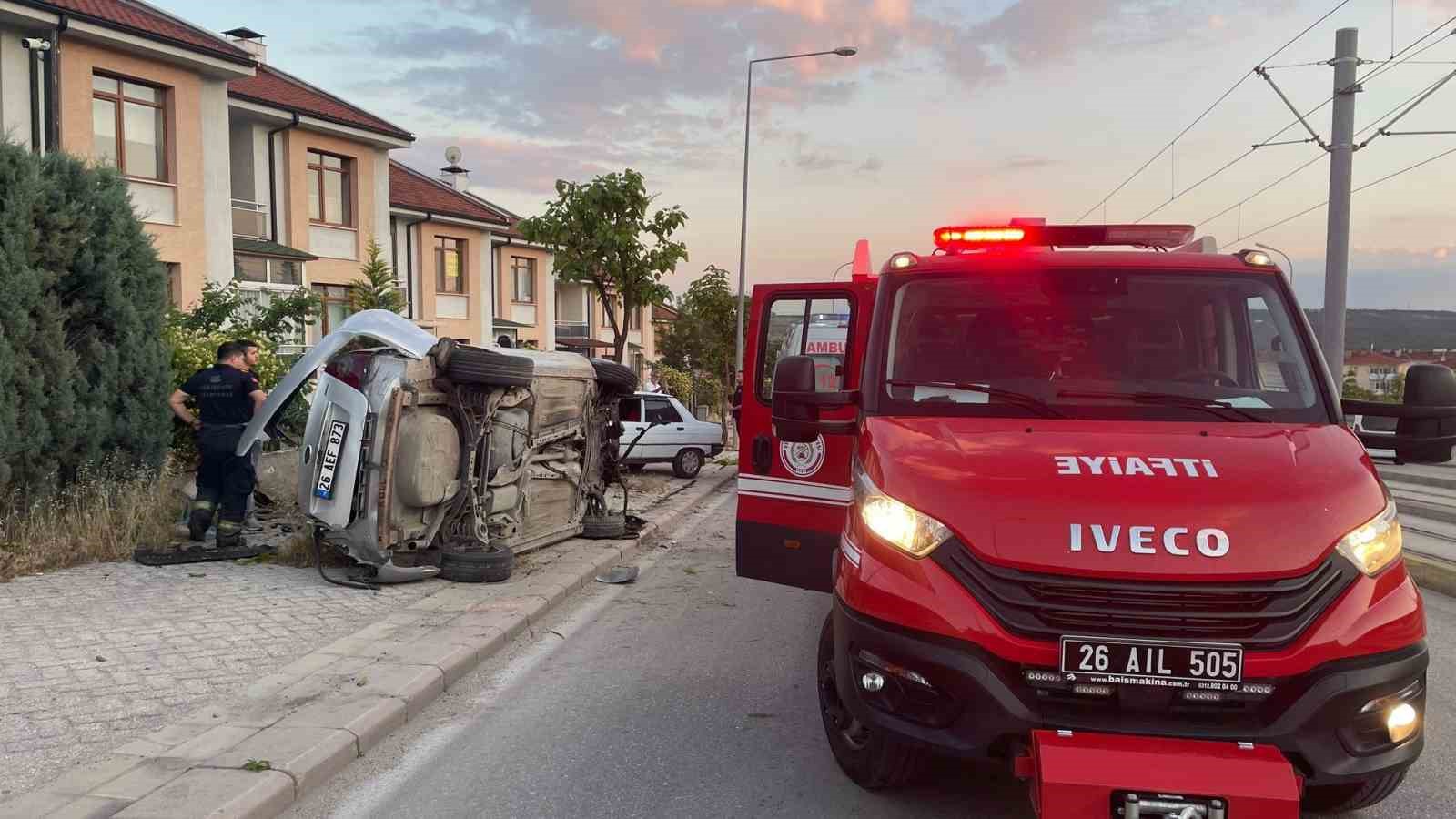 Kontrol&uuml;nden &ccedil;ıkan aracın gen&ccedil; s&uuml;r&uuml;c&uuml;s&uuml; yaralandı