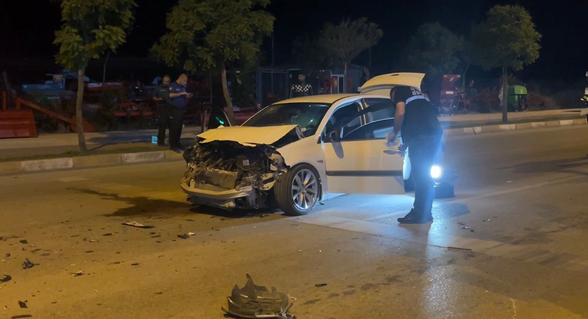 &Ccedil;orum&rsquo;da kazaya karışan s&uuml;r&uuml;c&uuml; aracını bırakıp ka&ccedil;tı