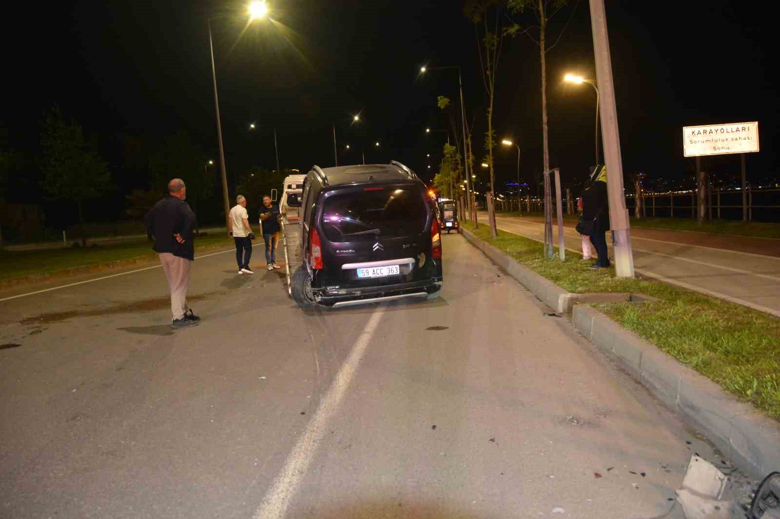 Ordu&rsquo;da alkoll&uuml; s&uuml;r&uuml;c&uuml; park halindeki hafif ticari araca &ccedil;arptı: 2 yaralı