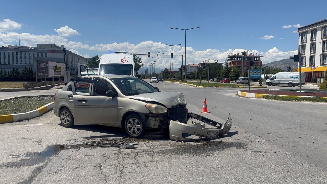 Erzincan&rsquo;da iki otomobil &ccedil;arpıştı: Ara&ccedil;lar hurdaya d&ouml;nd&uuml;