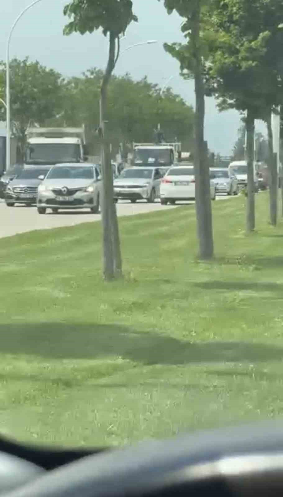 Ters şeritten giden otomobil, trafiği b&ouml;yle kilitledi
