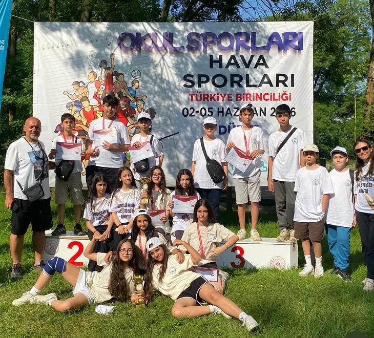 Hava sporlarında Manisa r&uuml;zgarı esti