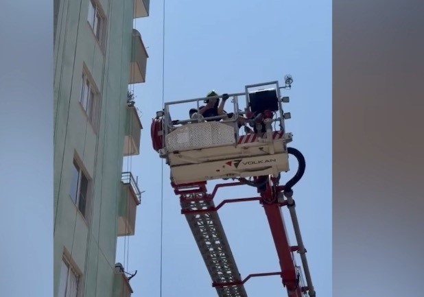 Mersin&rsquo;de iskelede mahsur kalan 3 iş&ccedil;i kurtarıldı