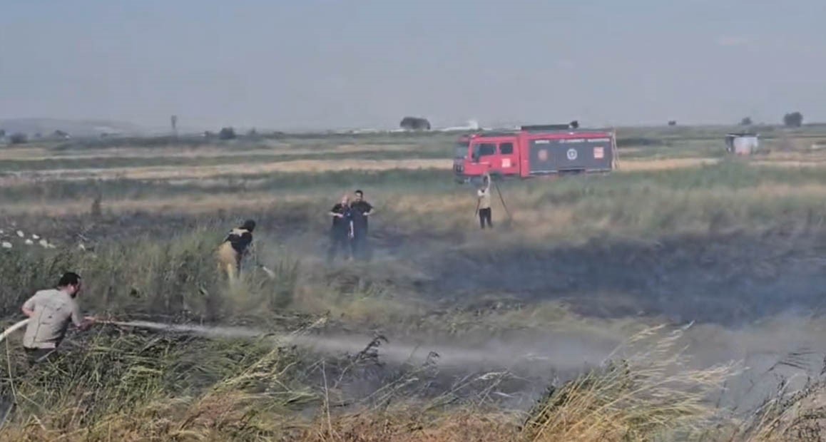 Karacabey&rsquo;de korkutan yangın: Alevler fabrika yakınına kadar ilerledi