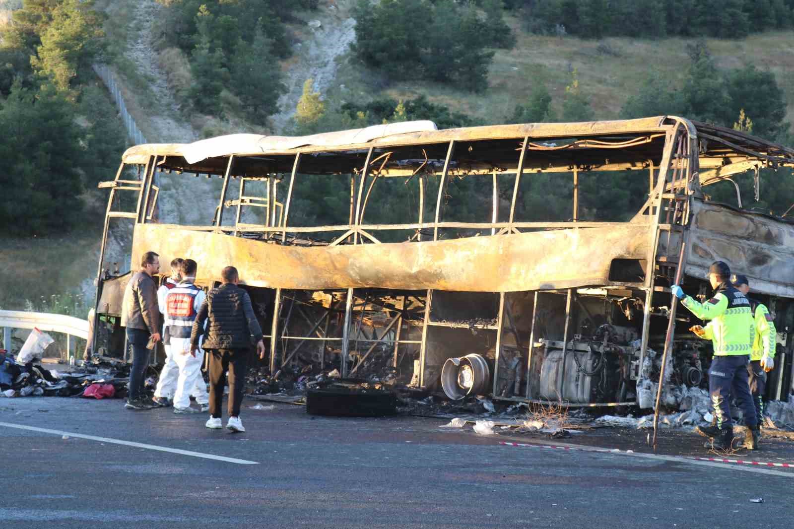 8 kişinin &ouml;ld&uuml;ğ&uuml; otob&uuml;s kazasında hayatını kaybedenlerin 6&rsquo;sının cenazeleri teslim edildi