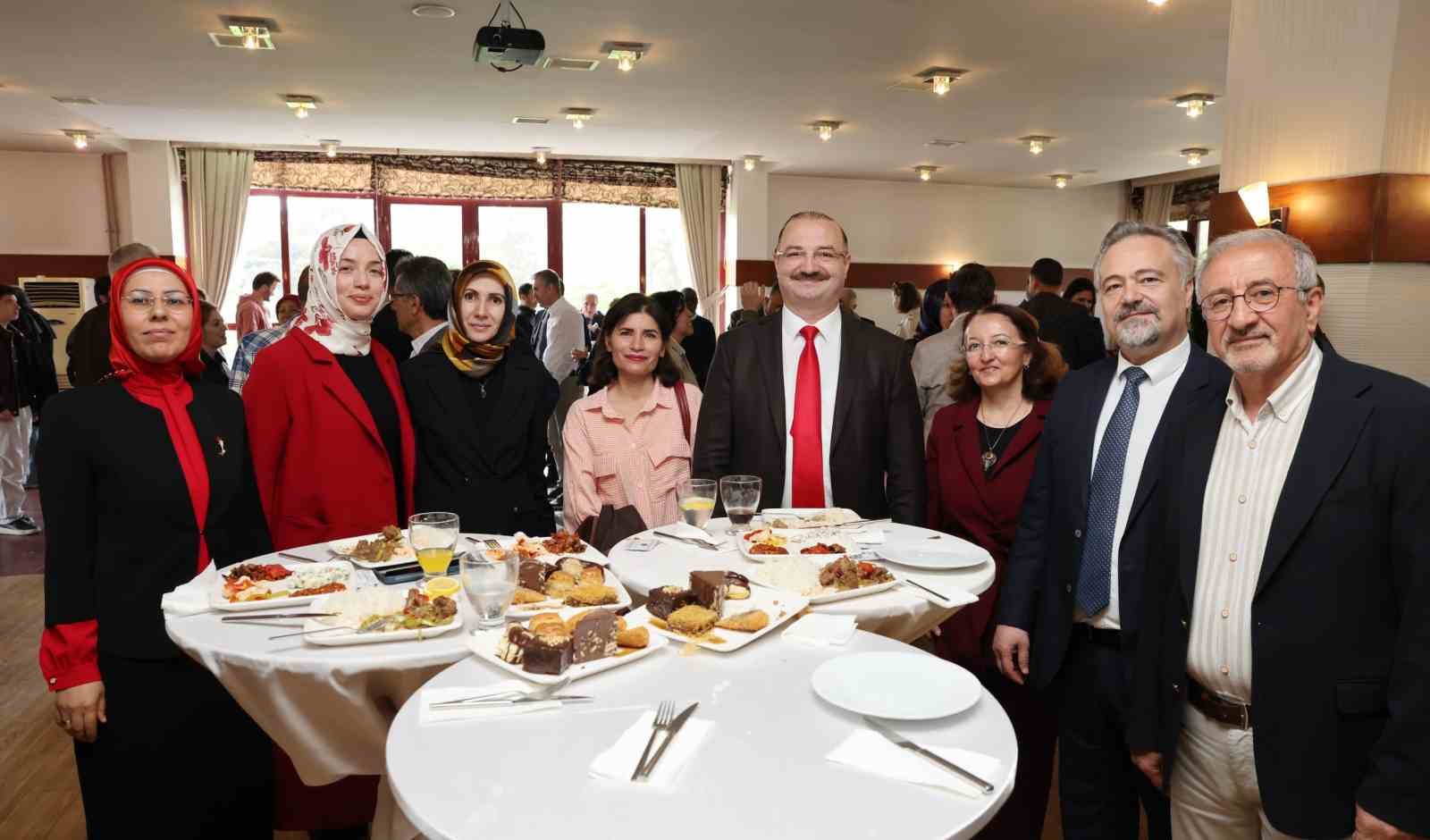 Atat&uuml;rk &Uuml;niversitesinde bayramlaşma coşkusu yaşandı