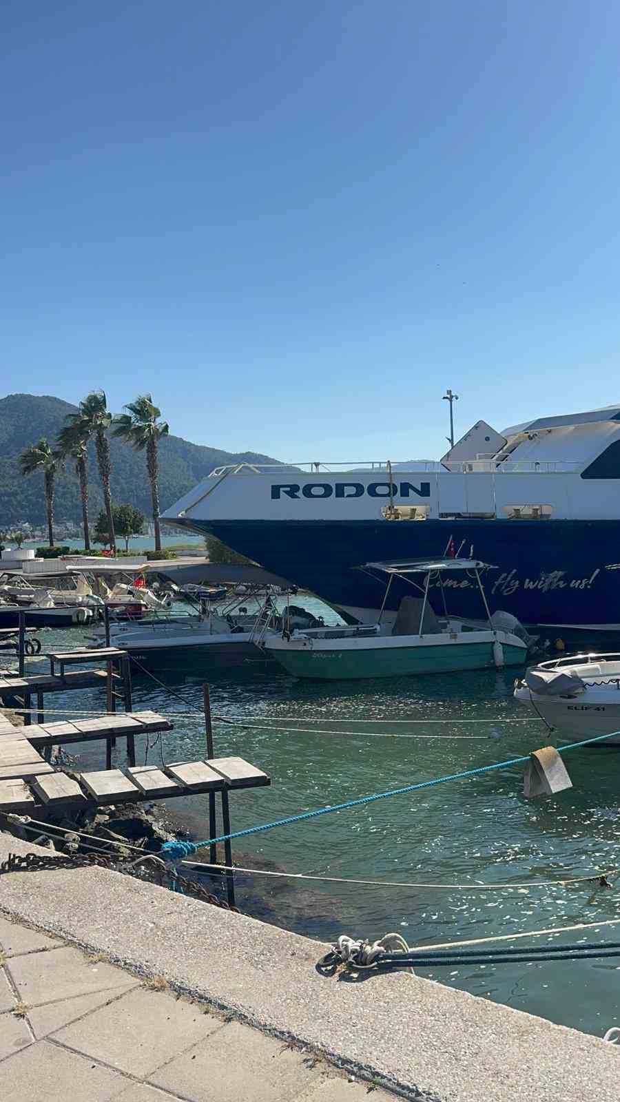 Rodos seferi yapan feribot Fethiye&rsquo;de karaya oturdu