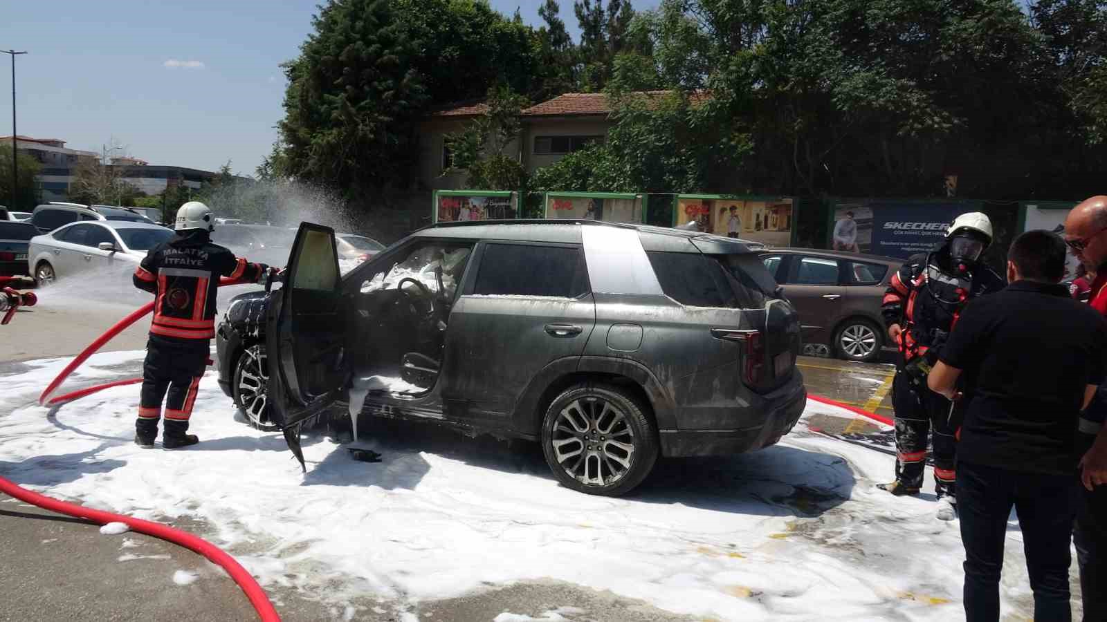Park halindeki ara&ccedil; yangında kullanılmaz hale geldi