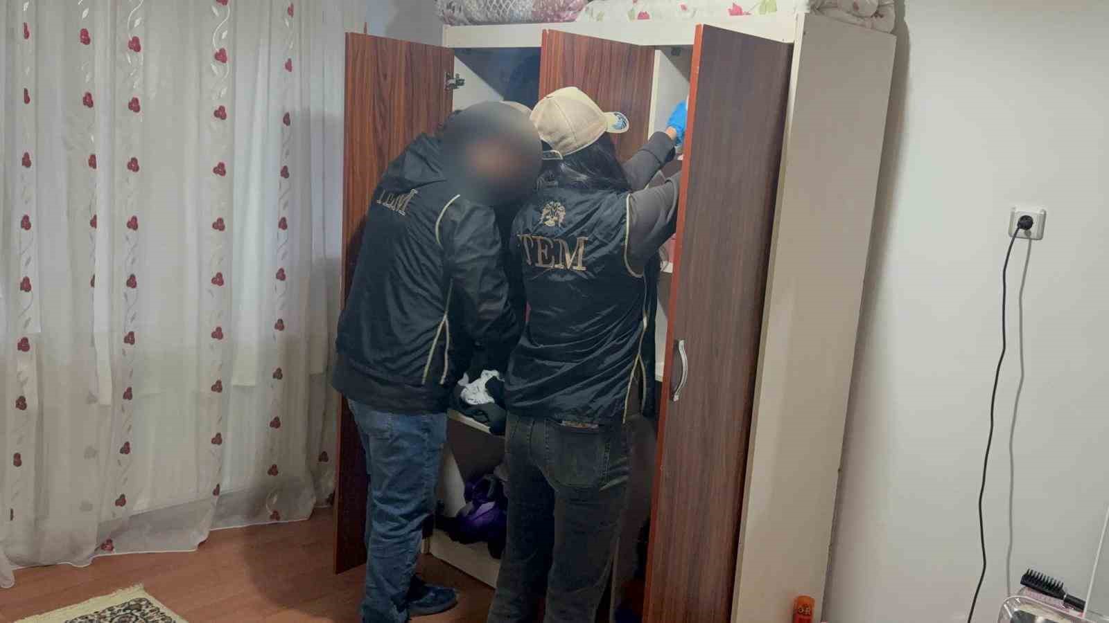 DEAŞ operasyonunda 3 ş&uuml;pheli yakalandı, 1 kişi tutuklandı