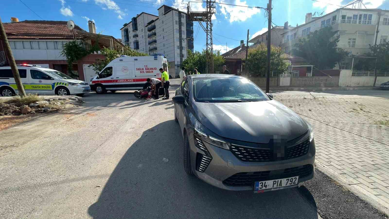 Otomobille &ccedil;arpışan &uuml;&ccedil; tekerlekli bisiklet devrildi: Kazada anne ve kızı yaralandı