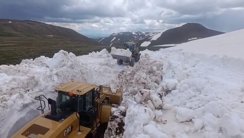 Erzurum&rsquo;da Haziran ayında karla m&uuml;cadele &ccedil;alışması