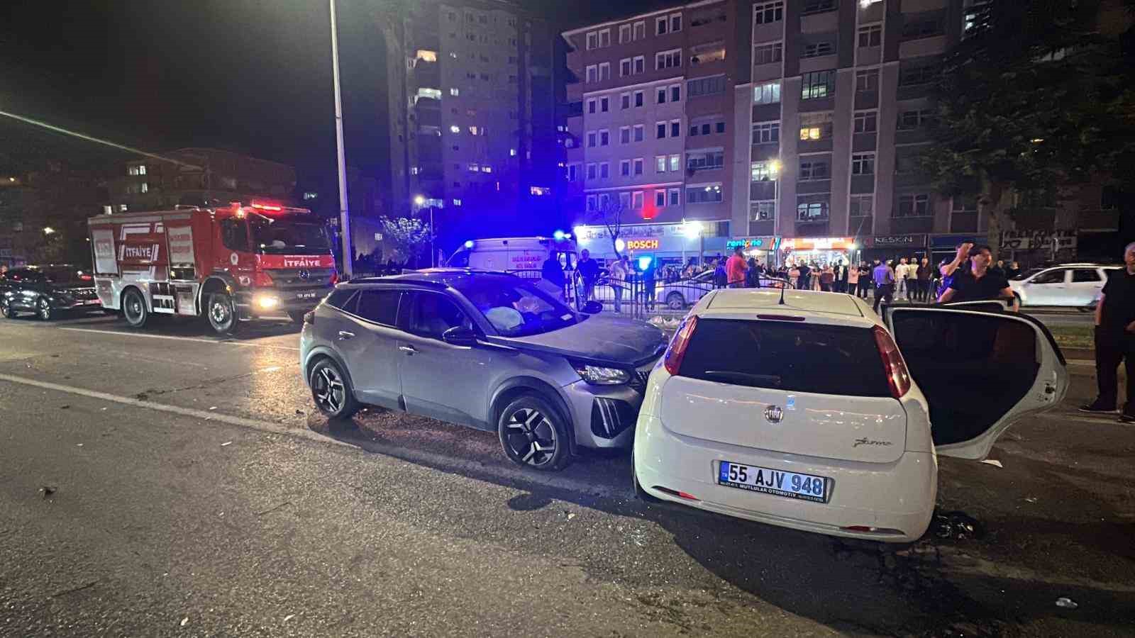 Atakum&rsquo;da kontrolden &ccedil;ıkan otomobil karşı şeride ge&ccedil;ti: 5 yaralı