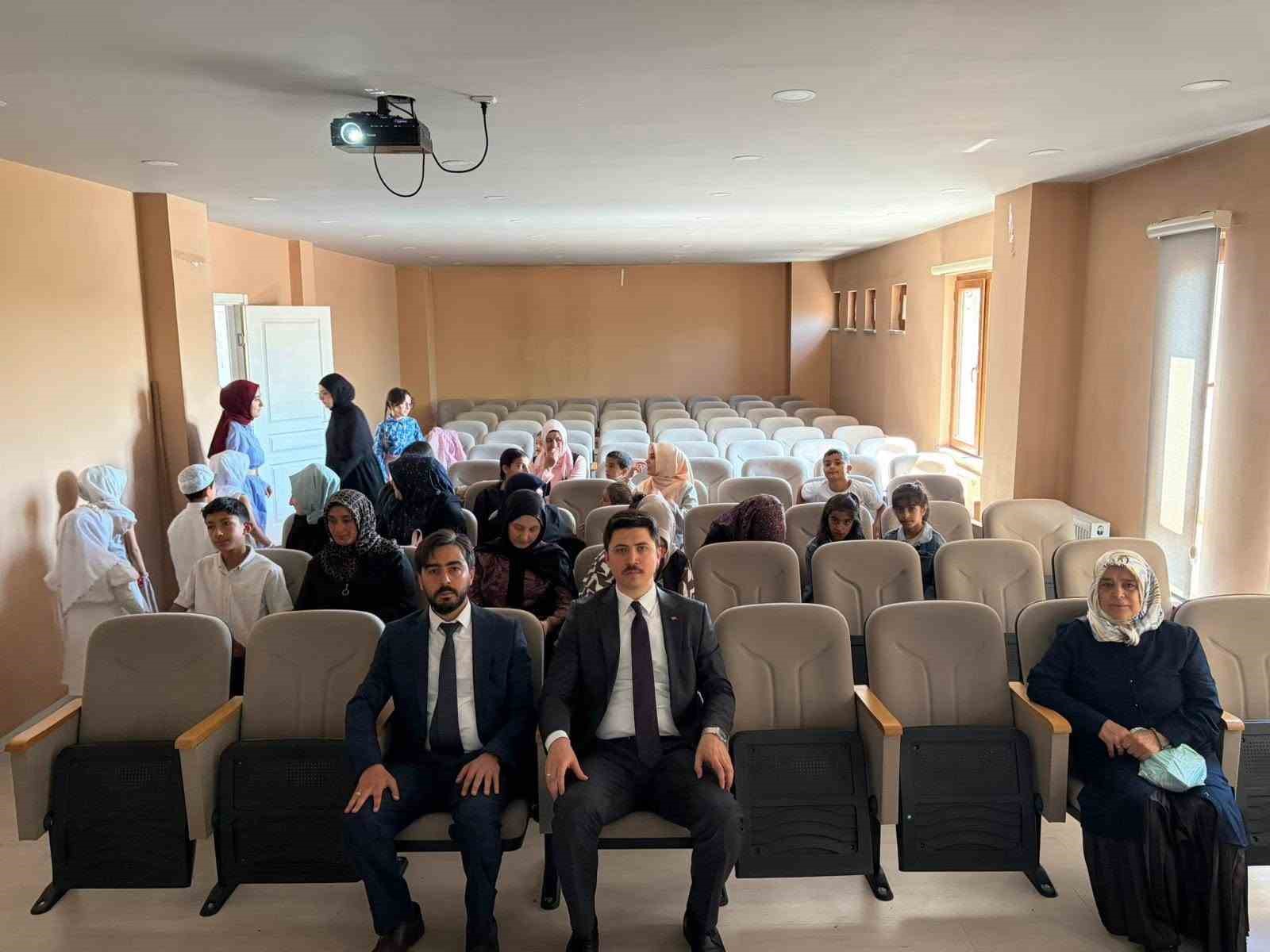 Kaymakam Kahraman, minik &ouml;ğrencilerin heyecanına ortak oldu