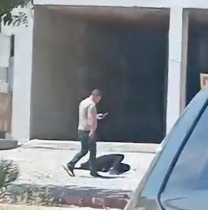 Emekli polis, bı&ccedil;akla saldıran oğlunu &ouml;ld&uuml;rd&uuml;